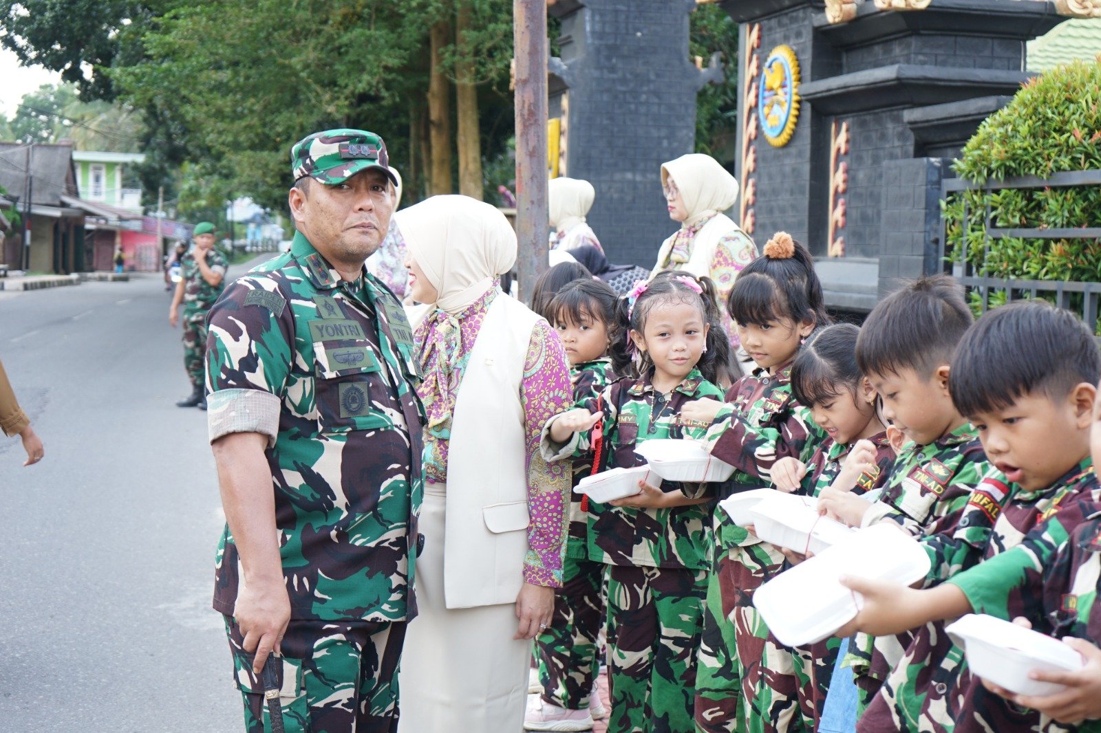 Jumat Berkah, Dandim 0402/OKI & Ibu Ketua Persit Dampingi Anak TK Kartika Bagikan Makanan Gratis