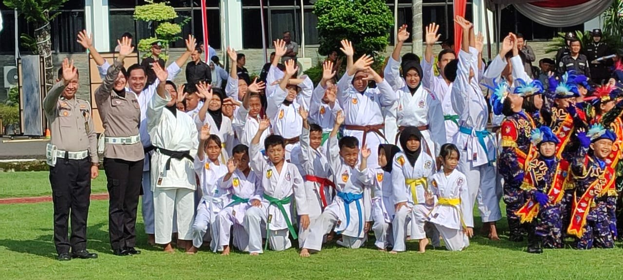 HUT Bhayangkara, Kapolres OKI, Berikan Apresiasi Positif Atas Peragaan Yang Dilaksanakan Oleh Pocil, Karate dan Peragaan Tongkat HUT Bhayangkara, Kapolres OKI, Berikan Apresiasi Positif Atas Peragaan Yang Dilaksanakan Oleh Pocil, Karate dan Peragaan Tongkat