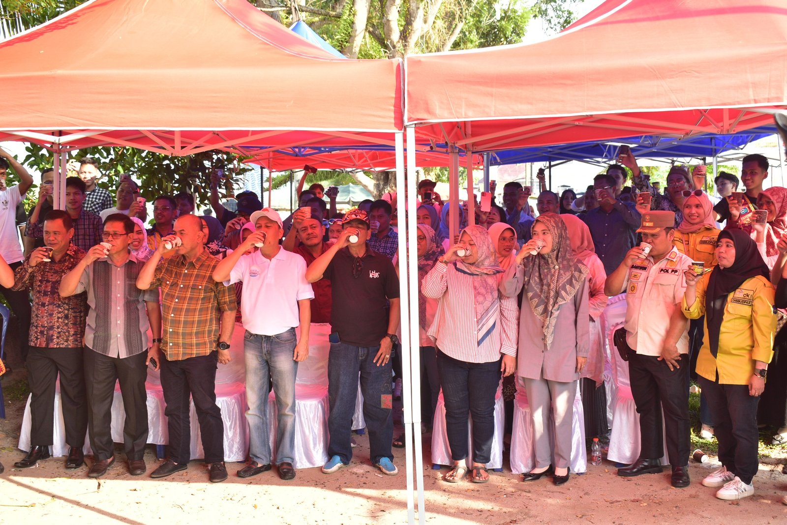 Warga OKI Turut Pecahkan Rekor Muri Minum Kopi Serentak di Pinggir Sungai