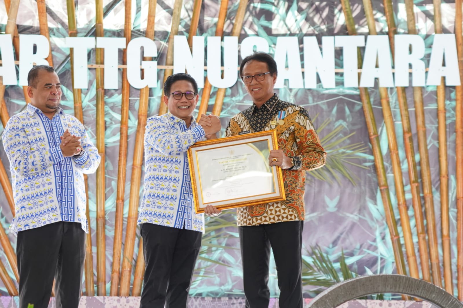 Pj Bupati OKI Raih Penghargaan Bergengsi ‘Lencana Bakti Inovasi Desa’ dari Kemendes Pj Bupati OKI Raih Penghargaan Bergengsi ‘Lencana Bakti Inovasi Desa’ dari Kemendes