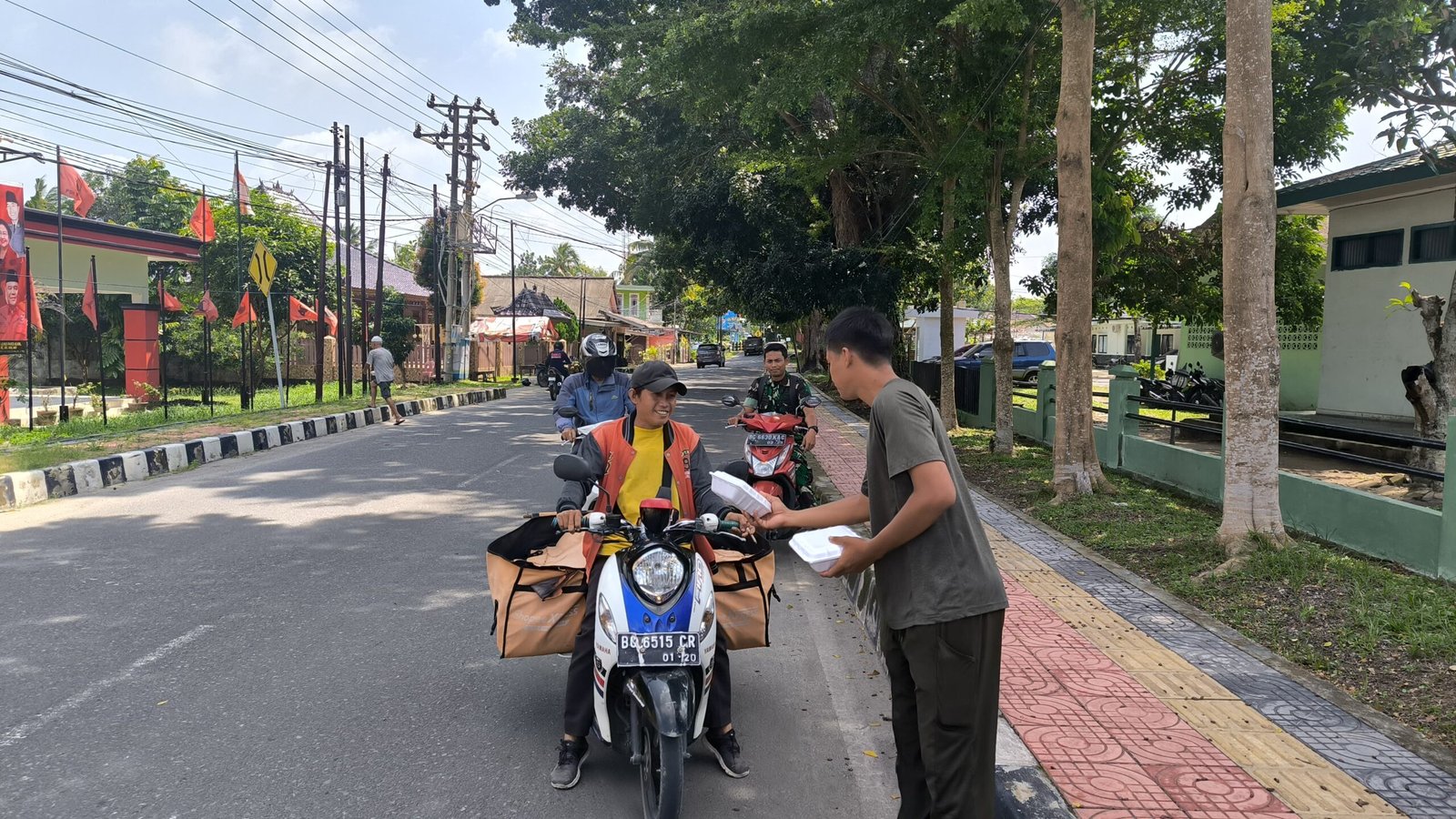 Jumat Berkah, Kodim 0402/OKI Berbagi Nasi Kotak Jumat Berkah, Kodim 0402/OKI Berbagi Nasi Kotak