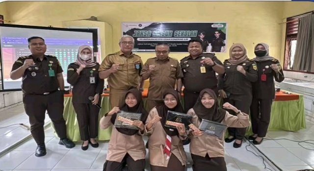 Gelar Edukasi, Kejaksaan Negeri Kabupaten OKI Kunjungi SMA Negeri 1 Pedamaran Gelar Edukasi, Kejaksaan Negeri Kabupaten OKI Kunjungi SMA Negeri 1 Pedamaran