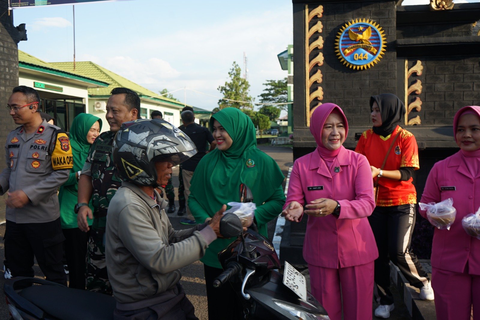 Jajaran Kodim 0402/OKI Berbagi Takjil Gratis Bersama Polres OKI Jajaran Kodim 0402/OKI Berbagi Takjil Gratis Bersama Polres OKI