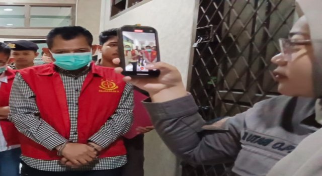 IT Tersangka Korupsi Dispora OKI, Akhirnya Ditahan Pihak Kejari IT Tersangka Korupsi Dispora OKI, Akhirnya Ditahan Pihak Kejari