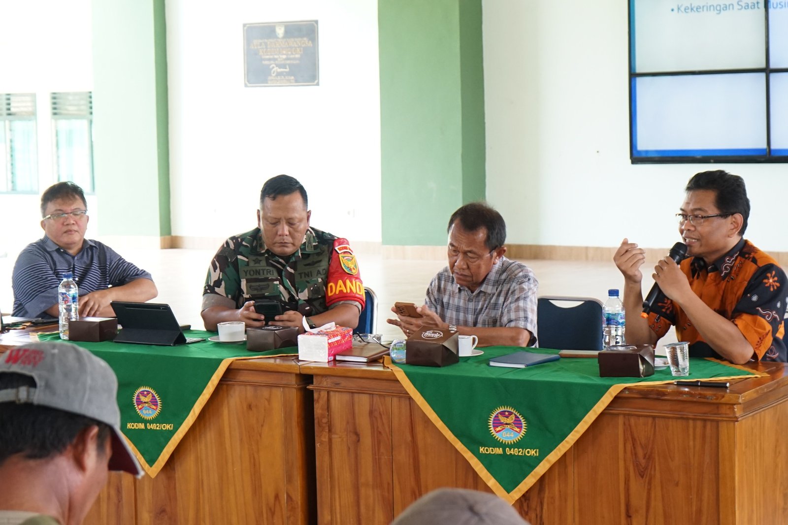 Dandim 0402/OKI Hadiri Rapat Evaluasi dan Survei OPLA Tahun 2025 Dandim 0402/OKI Hadiri Rapat Evaluasi dan Survei OPLA Tahun 2025